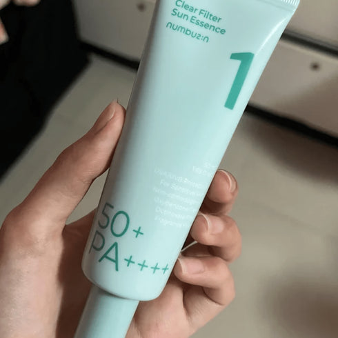 Protejează-ți pielea cu Numbuzin No. 1 Clear Filter Sun Essence SPF 50+ PA++++, soluția ideală pentru pielea sensibilă ce necesită protecție împotriva razelor UVA și UVB. Acest produs este special formulat pentru a oferi o barieră puternică împotriva soarelui, fără a bloca porii sau a irita pielea. Este liber de oxibenzonă și octinoxat, făcându-l perfect pentru utilizarea zilnică. Cu o textură ușoară și fără parfum, este soluția ideală pentru o protecție solară eficientă și confortabilă.